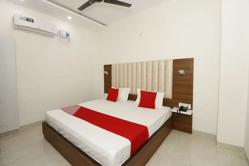 OYO 44021 Hotel Aura