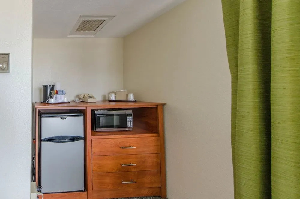 Attache Motel