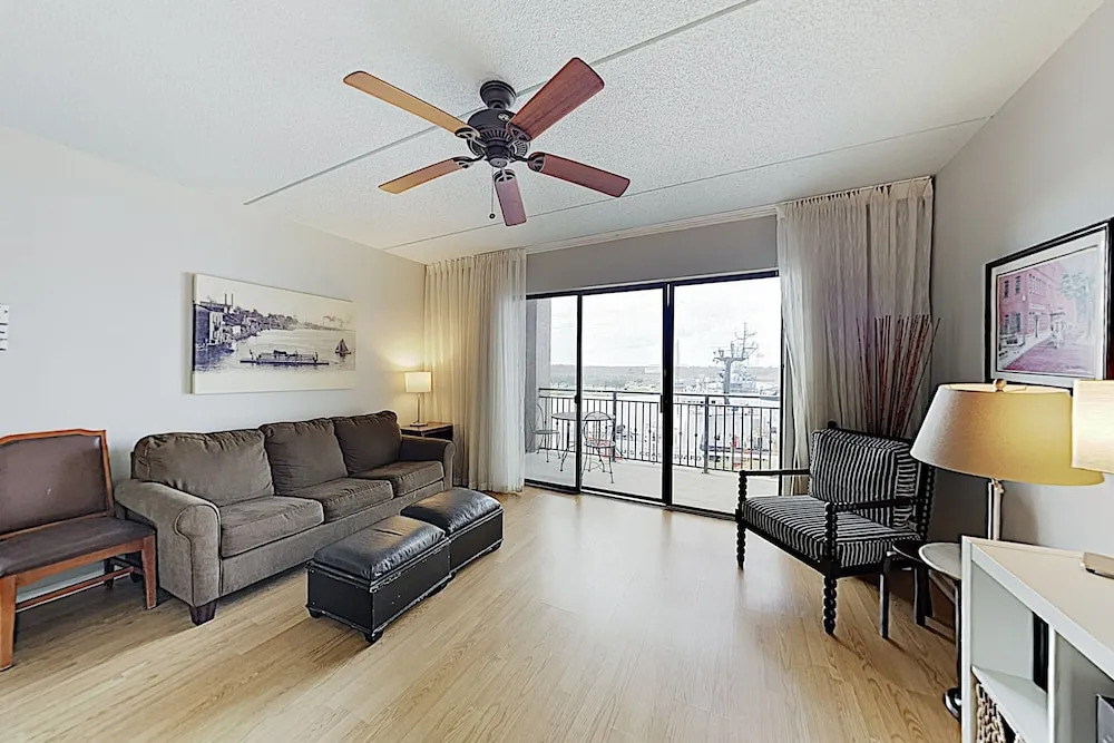 Historic District W/ River Views & Balcony 1 Bedroom Condo