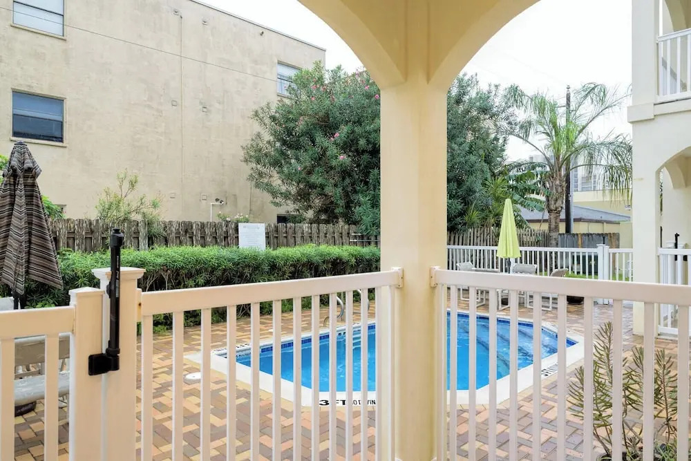 Spacious Ground Floor Condo With Semi-private Pool, 1 Block to Beach