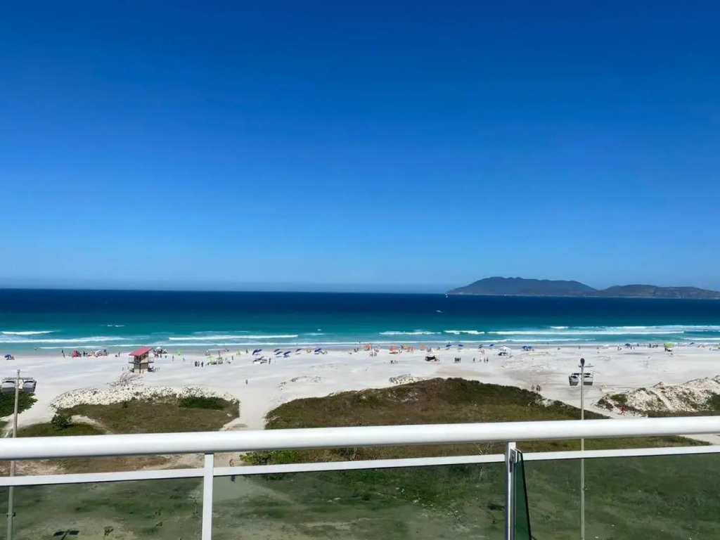 Apto 2 quartos com AR Cond, prédio frente p/ praia