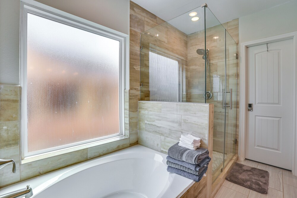 Houston Upgrade! Spacious + Modern Unit Near UH