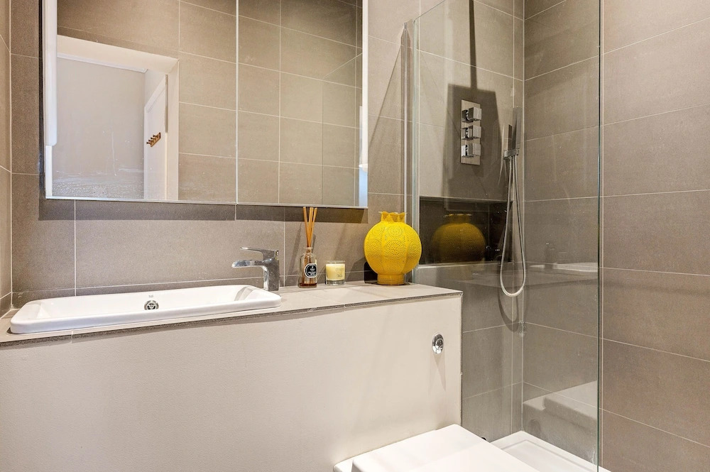 Central London 3-bed Apt, Sleeps 6, 3 Mins to Tube