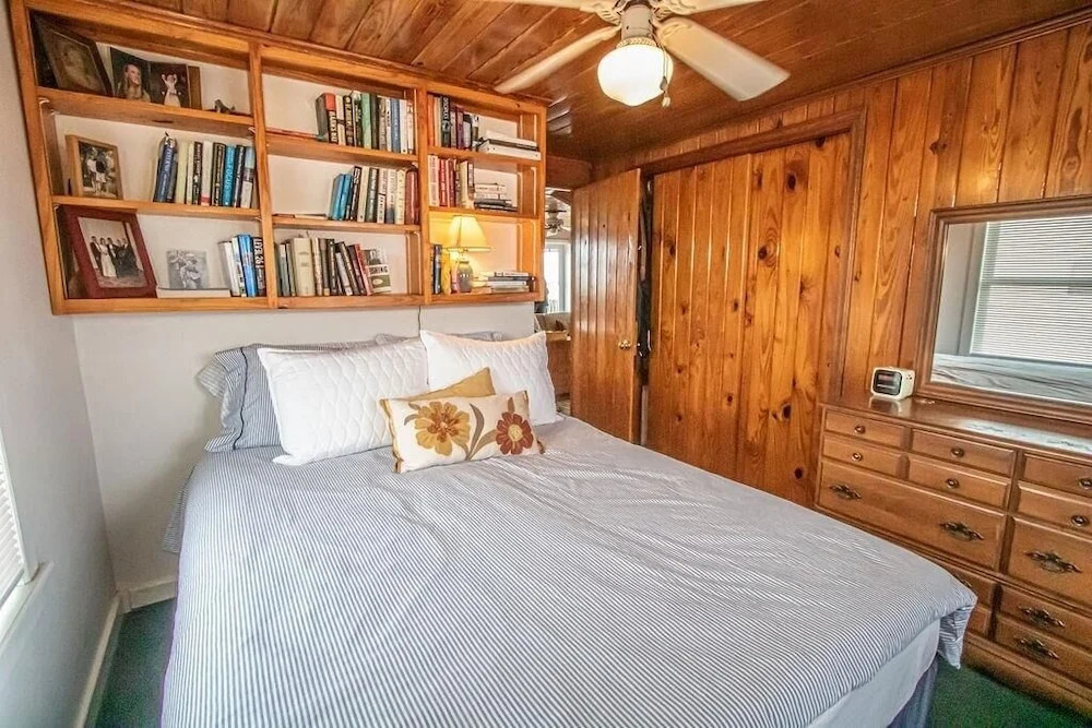 The Captain's Quarters 2 Bedroom Home by RedAwning