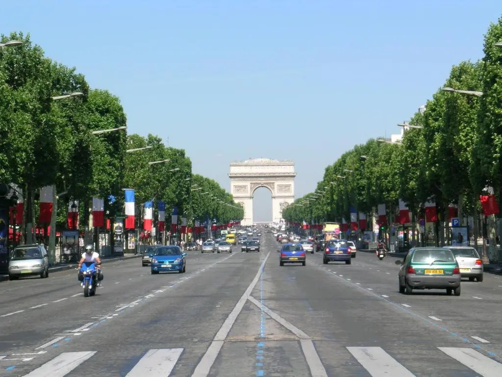 Two-Bedroom Apartment Champs-Elysées