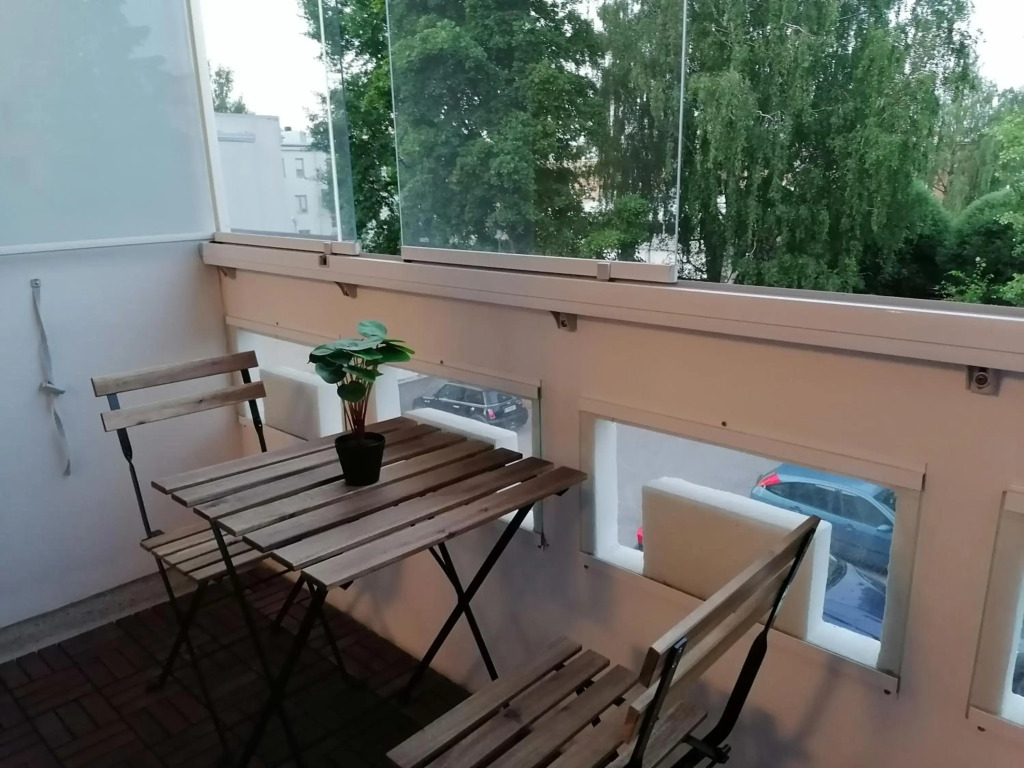 Keskustan kaksio parvekkeella, ilmastoitu.
