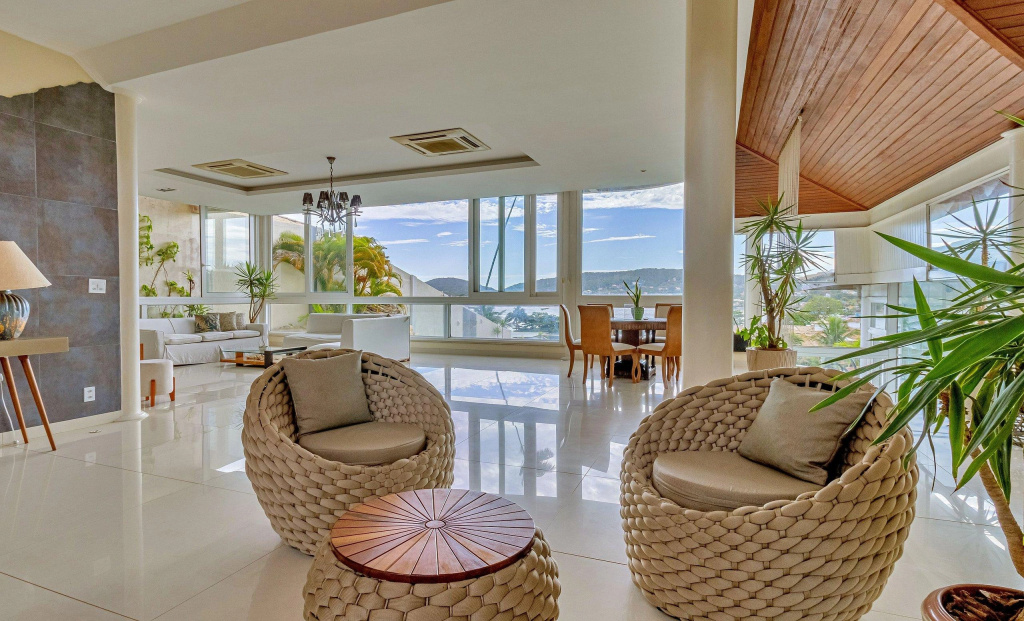 Maravilhosa Mansão em Frente à Praia da Ferradura Por Luxury Rentals