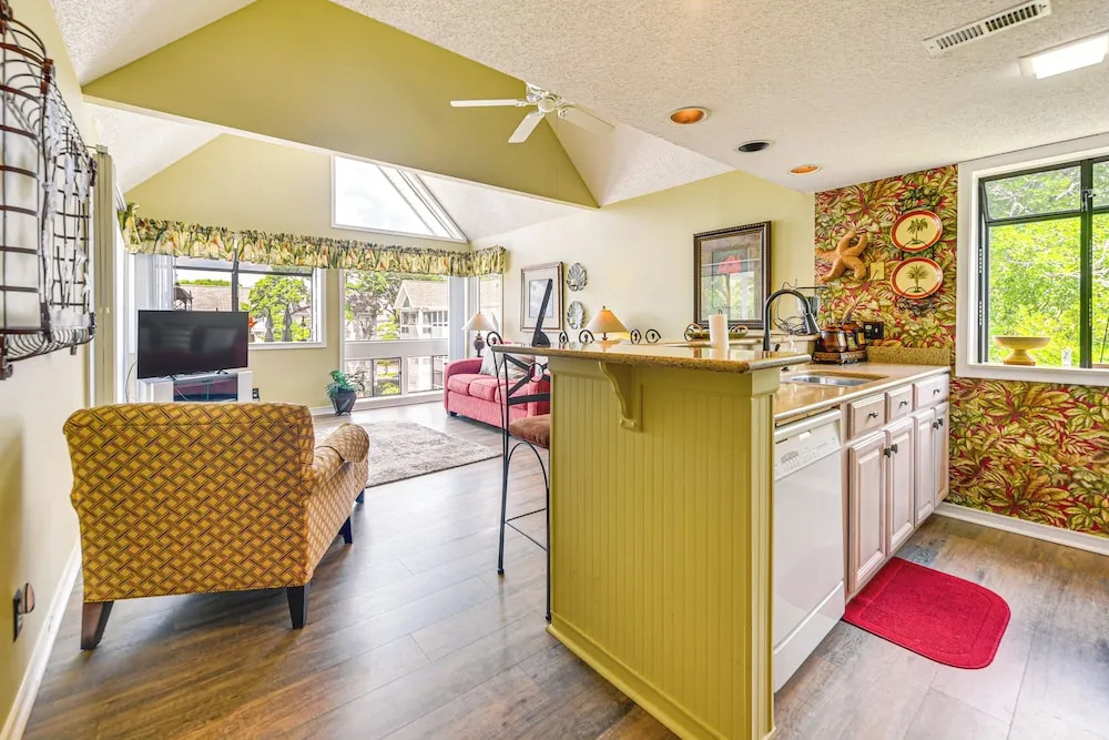 Myrtle Beach Condo Near Ocean: 1 Mi to Apache Pier