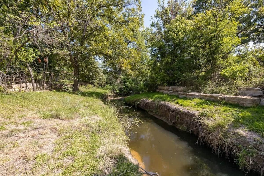Creeks Edge Peaceful Retreat With Firepit