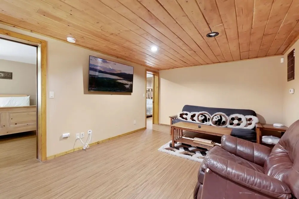 2056-top Notch Lodge 3 Bedroom Home by RedAwning