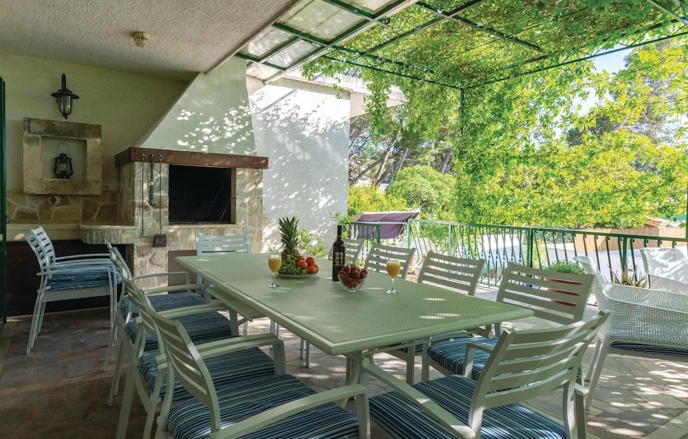 Amazing Home in Makarska With Wifi and 6 Bedrooms