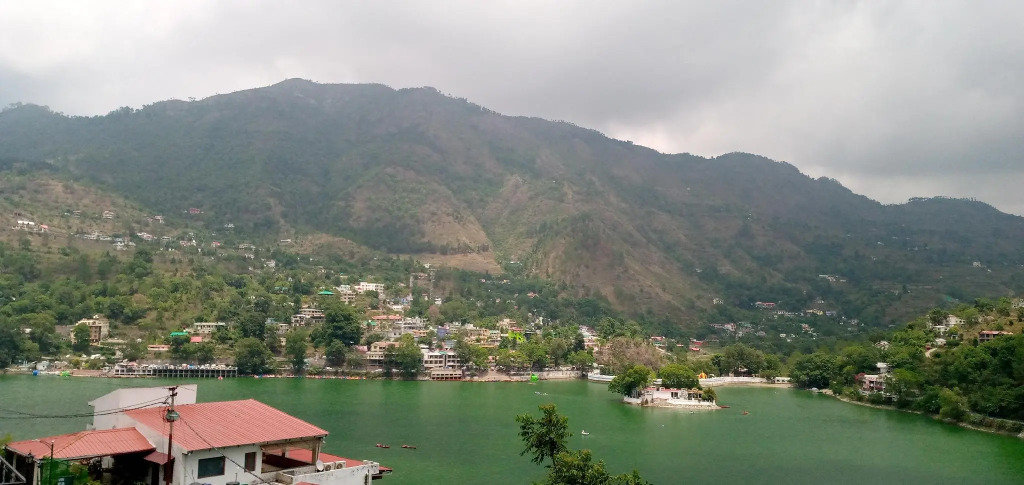Crystal LakeView Homestay