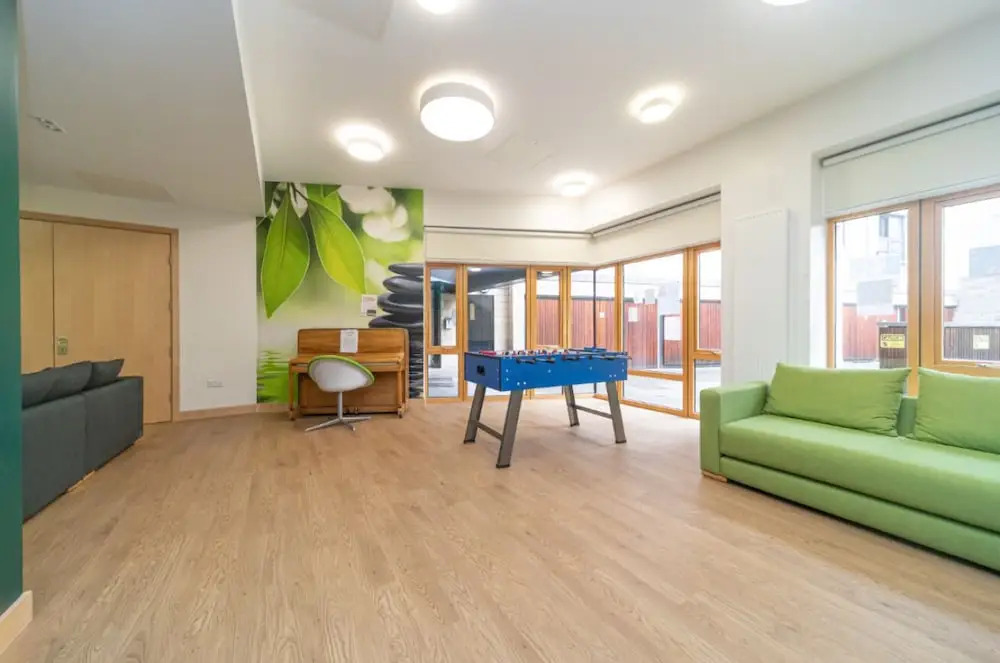 JOIVY Affordable 3,4,5 and 12 bed private flats next to Royal Mile