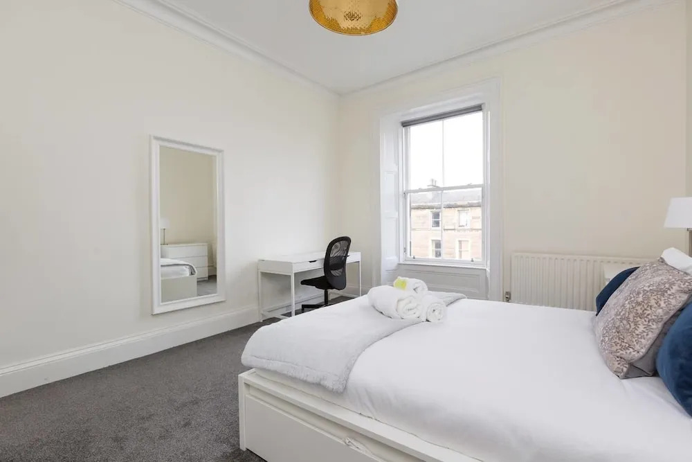 Elegant 3 Bedroom Central Apartment W/Castle View