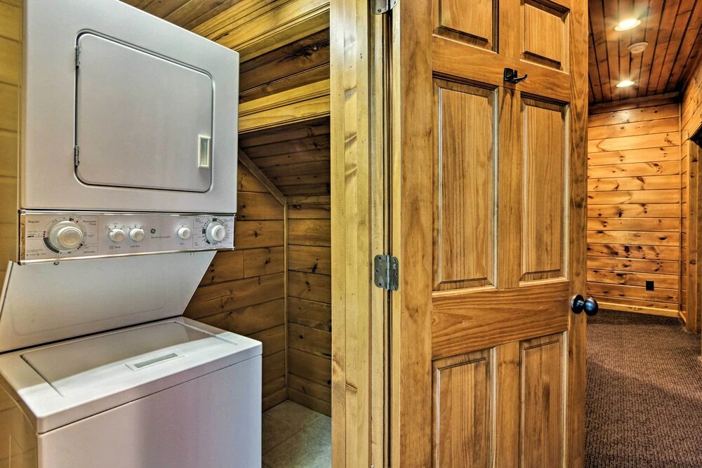 Cabin w/ Pool Access ~ 3 Mi to Downtown Gatlinburg