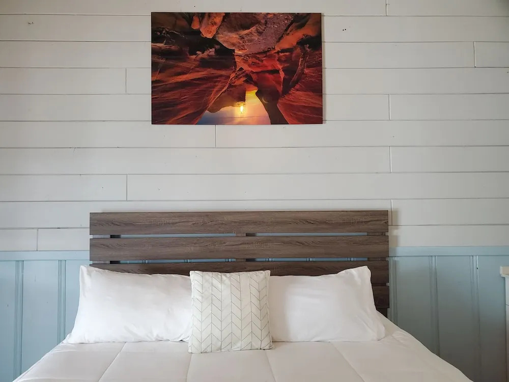 Hollywood Gardens Inn & Suites