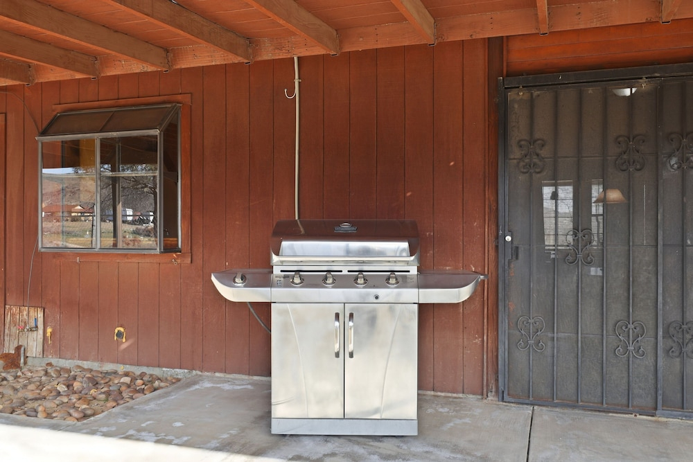 Desert Paradise: Walk to Pappy's - EV and Sleeps 8