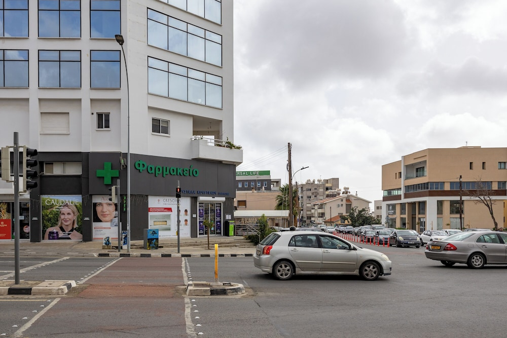 Vasileos Konstantinou Modern 2BR City Apartment With Balcony