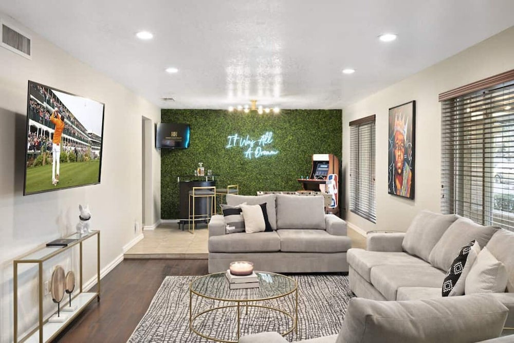 Entertainers Dream! 4 Bdrm / HTD Pool/ Games!