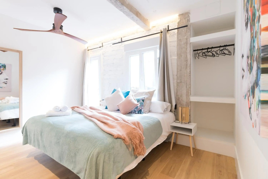 Amplio y moderno apartamento con tarima refrescante by Staynnapartments