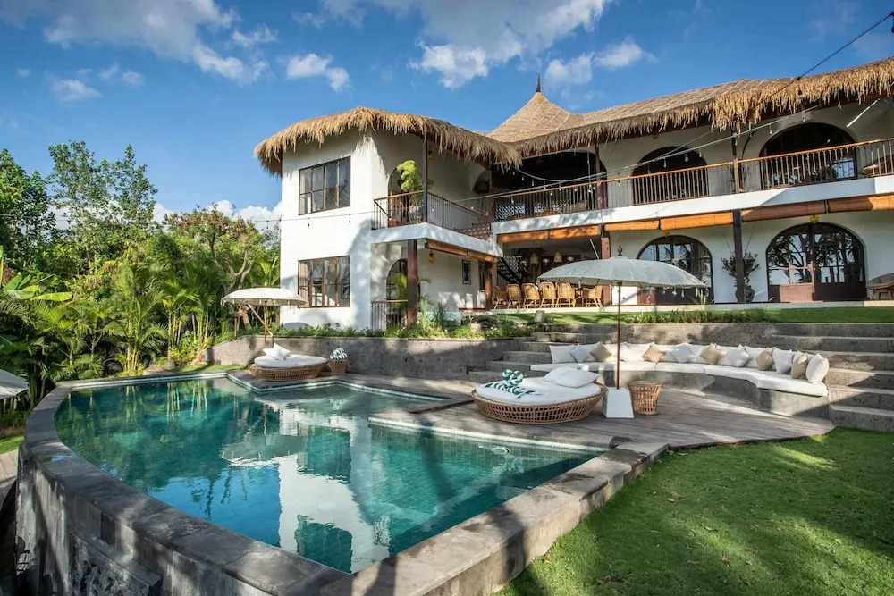 Majestic Private Villa, 6 BR, Canggu With Staff
