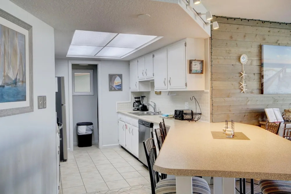 415 El Matador 1 Bedroom Condo by RedAwning