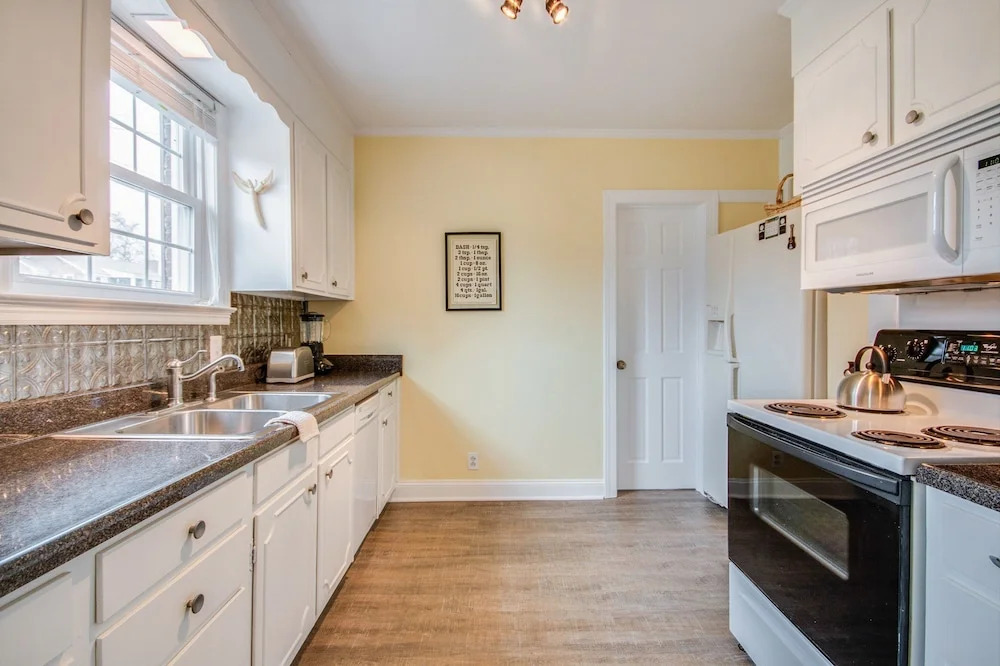 3Br 2BA Inviting Retreat in Hip East Nashville by RedAwning