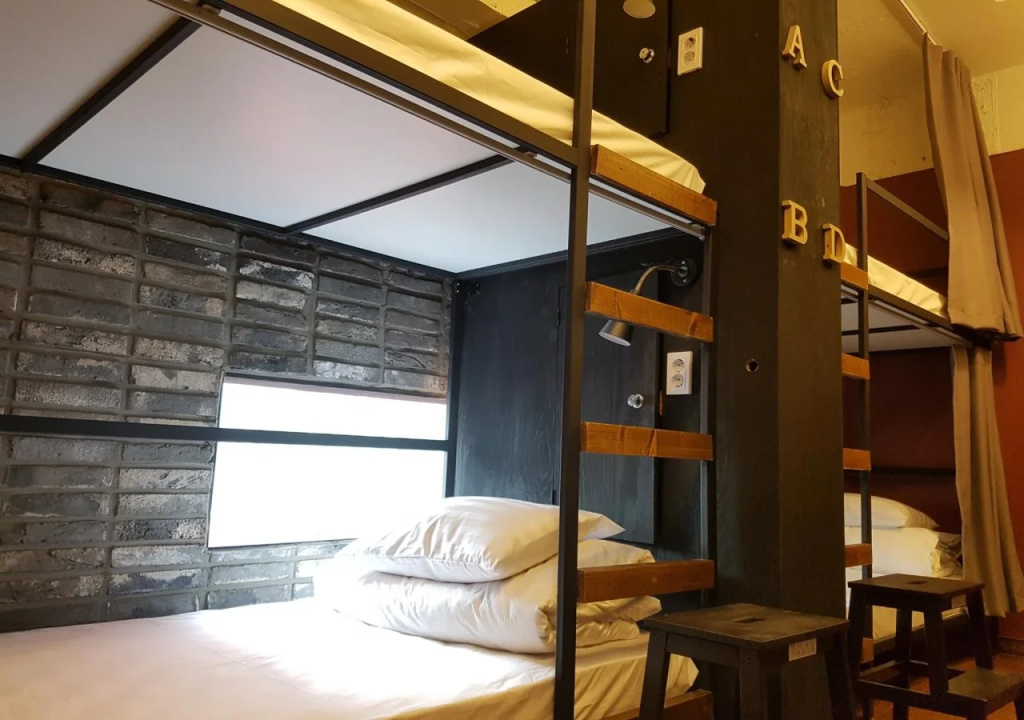 Travel Light Hostel