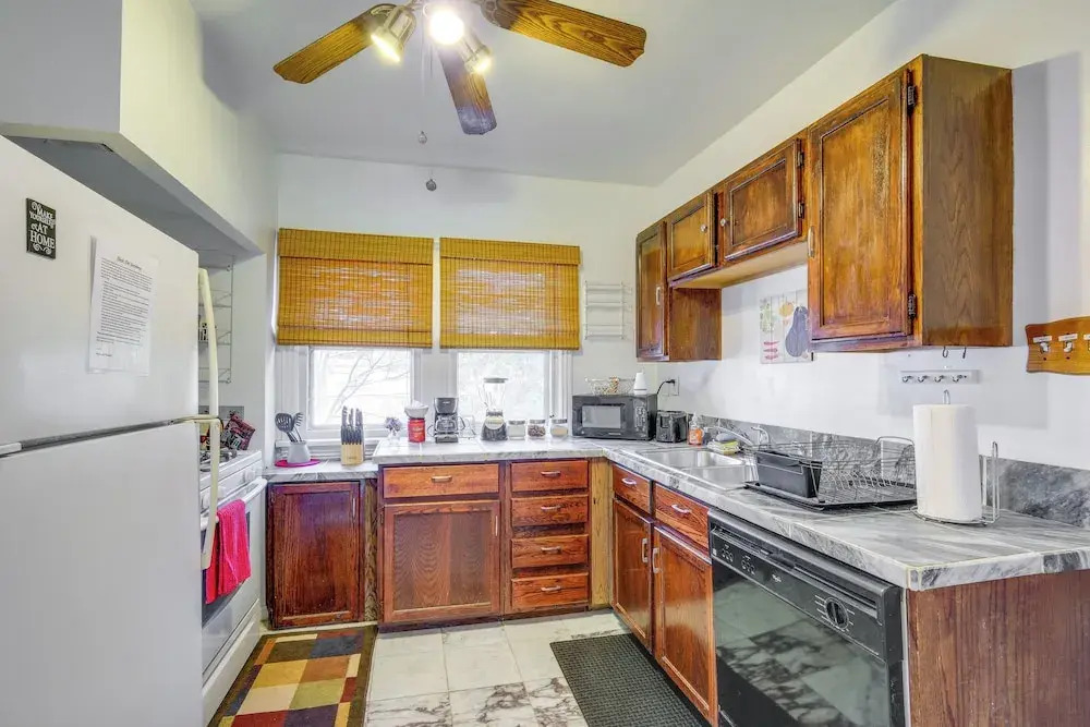 Trendy South Euclid Apt - 5 Mi to Cleveland Clinic