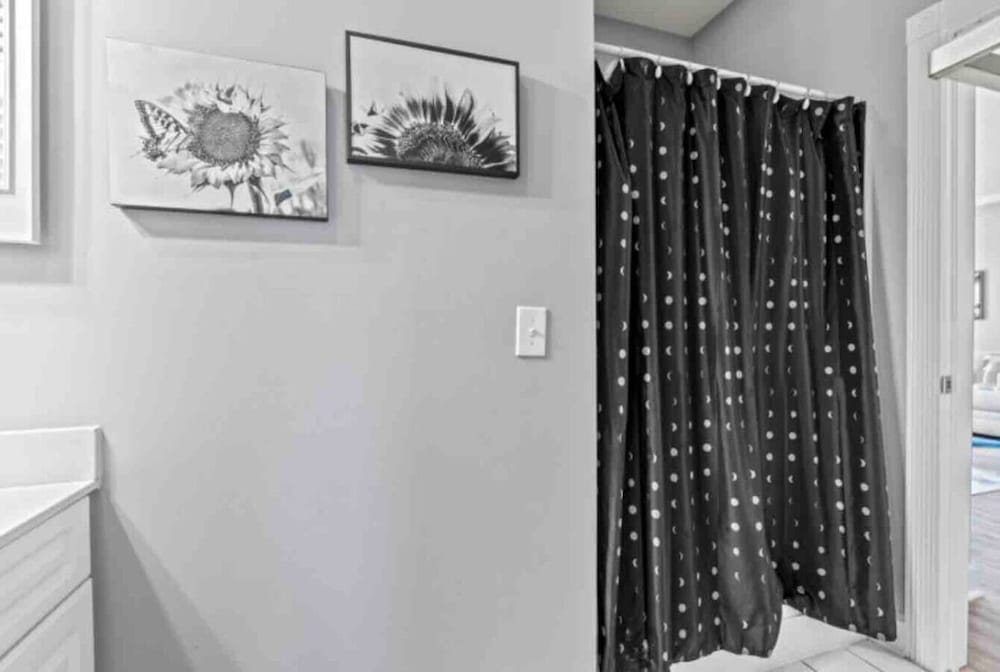 Captains Quarters Bright 2BR Pet-friendly Beach Condo w/ Coastal Decor & Relaxed Vibes