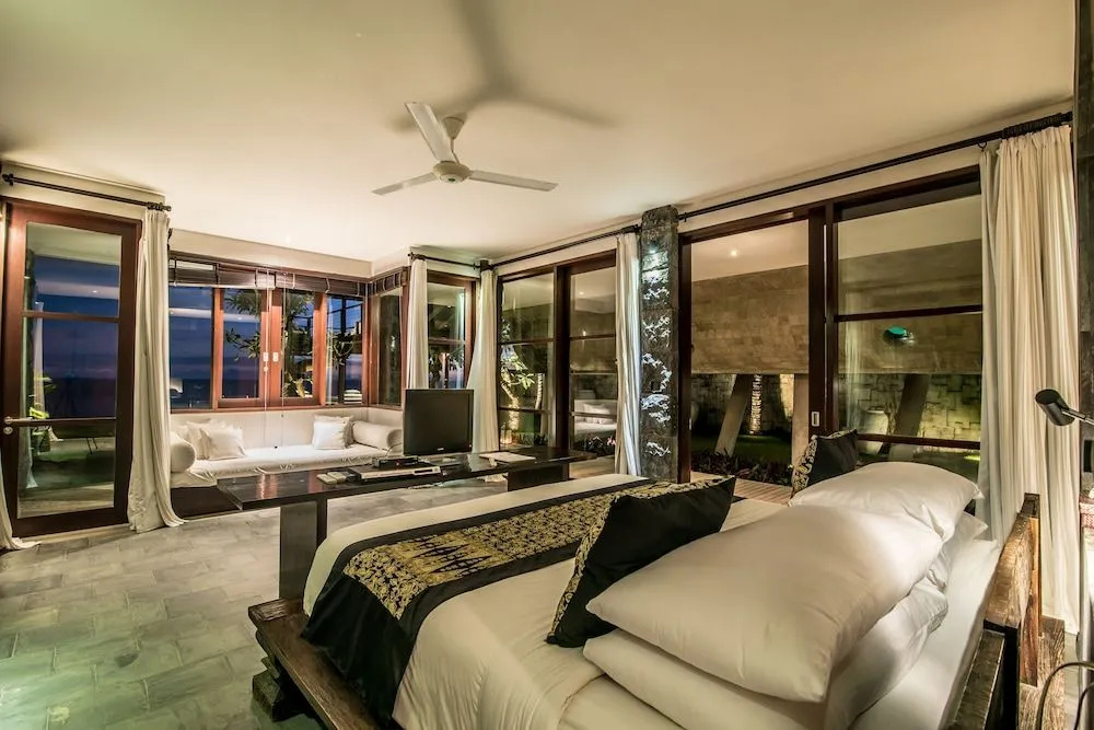 Absolute Cliff Front Pandawa Beach Villa