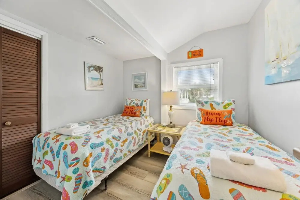 Spacious Beachfront Duplex - Top Floor - Dog Friendly 124 S Fletcher