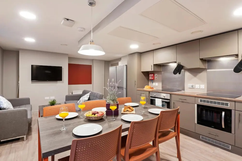 Spacious New 6BR Apt in LPL City Centre - Sleeps 6