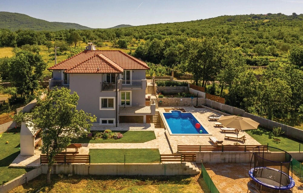 Awesome Home in Blato na Cetini With Wifi and 4 Bedrooms