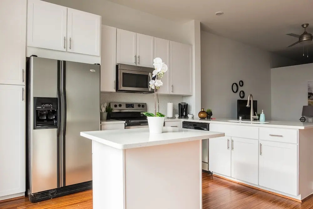 1 BR Apt Near AA Center with Parking by Frontdesk