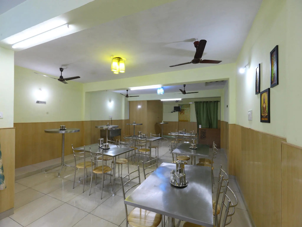Super Hotel O Thavalakuppam Near Bus Stand