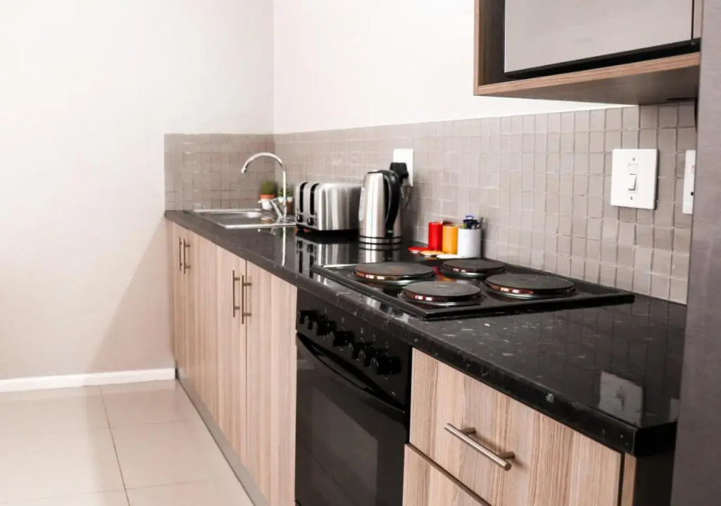 1 Bedroom Flat 100m away from the Beach with WIFI