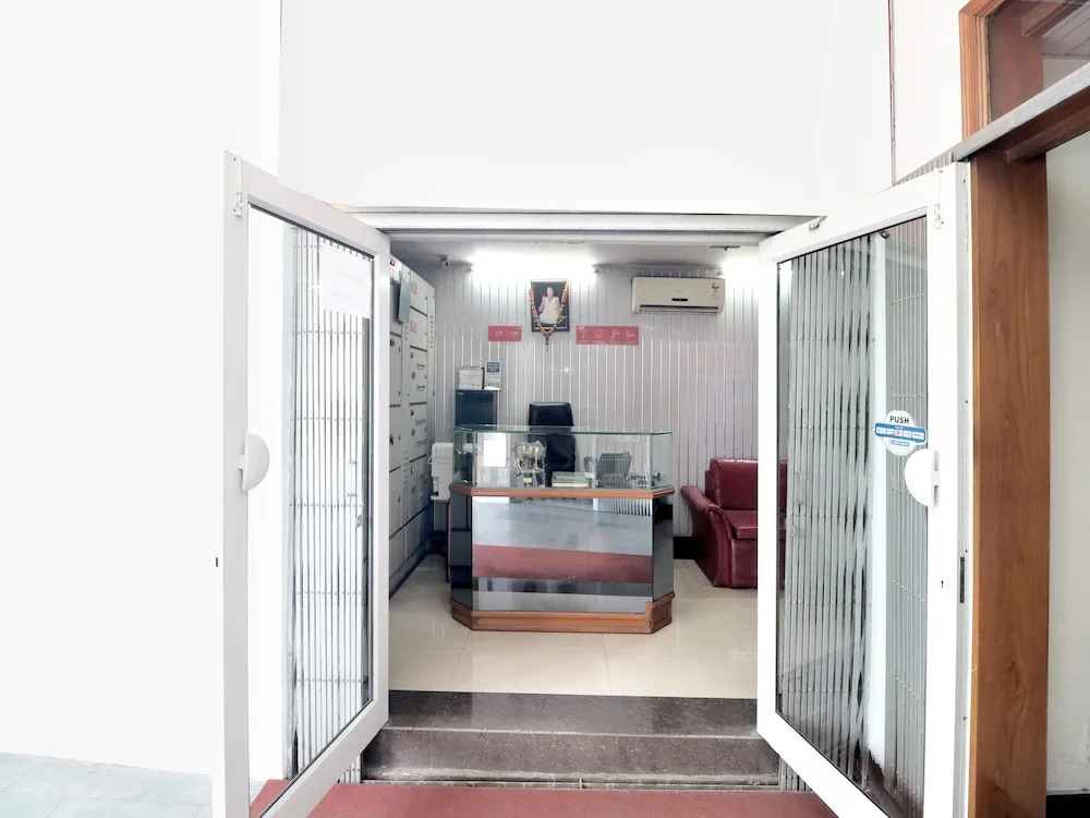 OYO 14533 Hotel Mohan