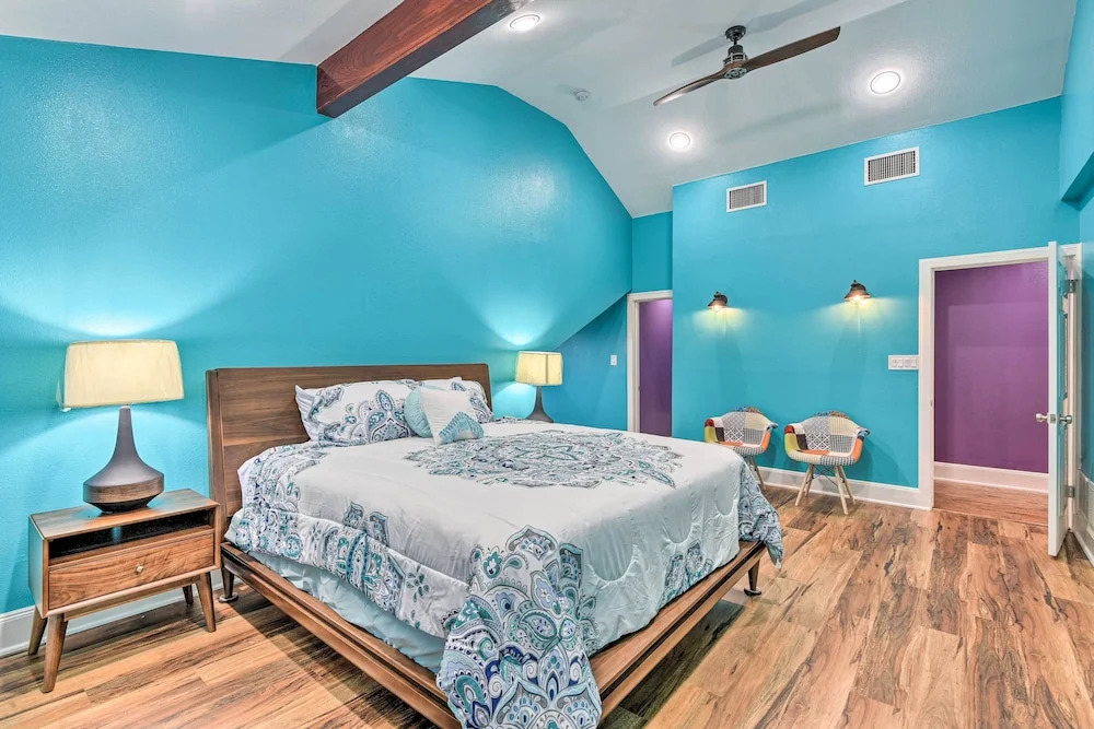 Private Pool Spacious and Vibrant Argyle Villa!