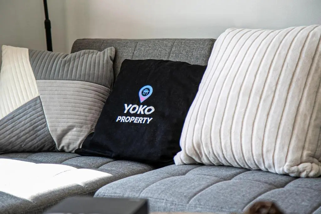 Penthouse Apartment - City Centre - Free Parking, Balcony, Fast Wifi and Smart TV with Netflix by Yoko Property