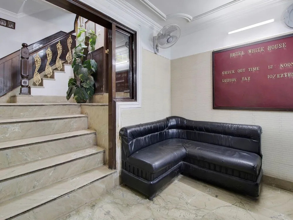 Oyo 26837 Hotel White House