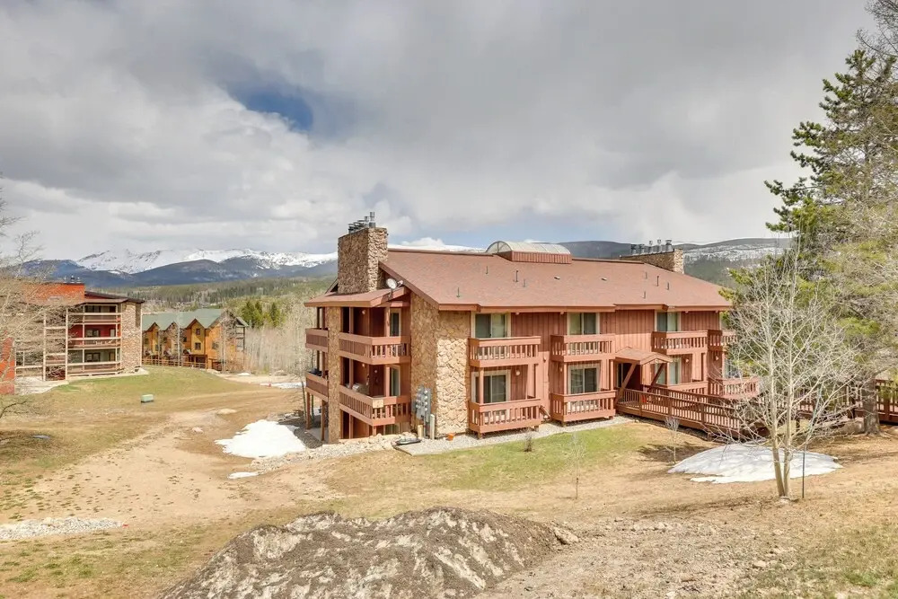 Cozy Winter Park Condo w/ Hot Tub & Shuttle!