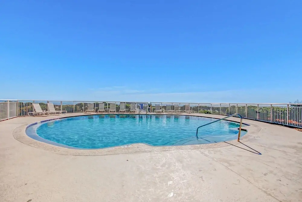 Oceanfront, 2nd-floor Condo With Balcony, Hdtvs, Wifi, AC & Shared Pool