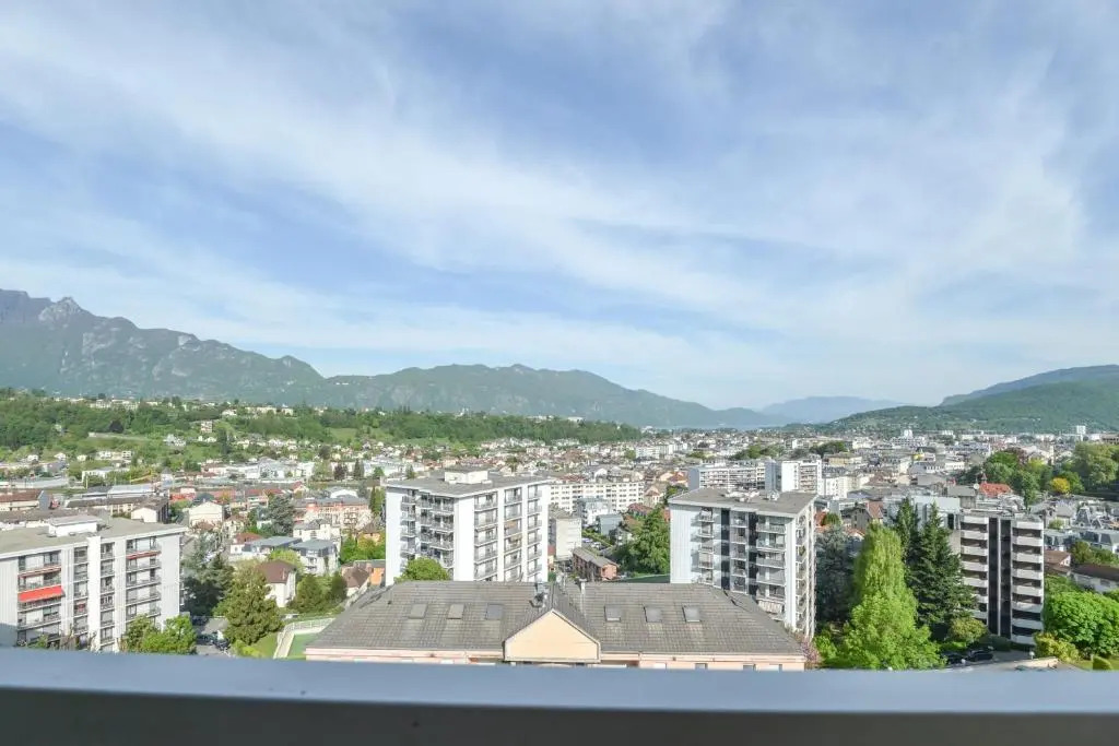 Nice studio with stunning views of the mountains near the lake