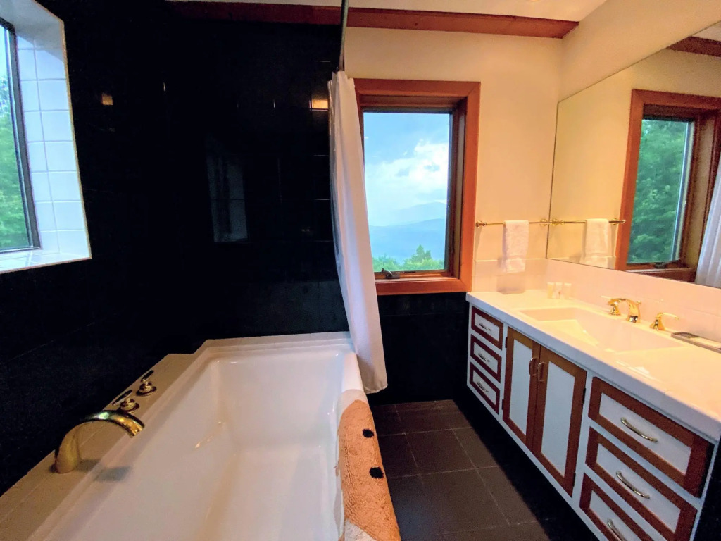 NEW!! Stunning home with breathtaking views, outdoor cedar sauna, great location!