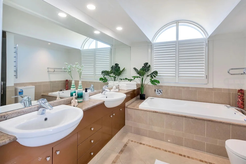 Orakei Grandeur Mansion with Sea Views & Pool