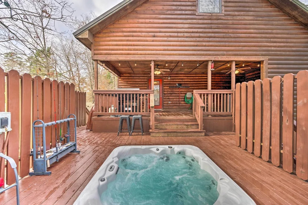 Hot Tub: 'little Bear's Pond' Broken Bow Cabin