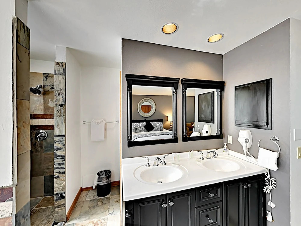 Sophisticated Ski-in/ski-out W/ Balcony & Fireplace 2 Bedroom Condo