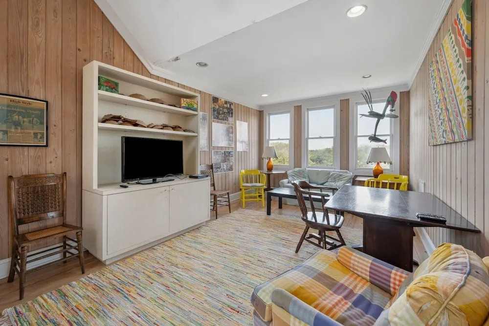 This Vibrant Family Home Features 8 Bedrooms, And 8 Bathrooms, Ocean And Creek Views Home by Peace Vacations