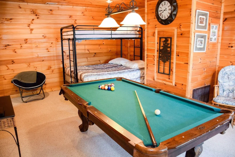 BEAR HINEY HANGOUT - 2 Br Cabin